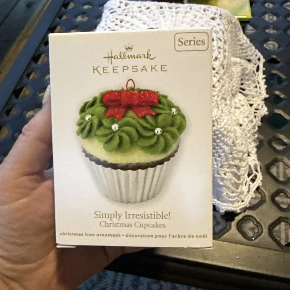 Hallmark: Simply Irresistible! - Christmas Cupcakes - 2011